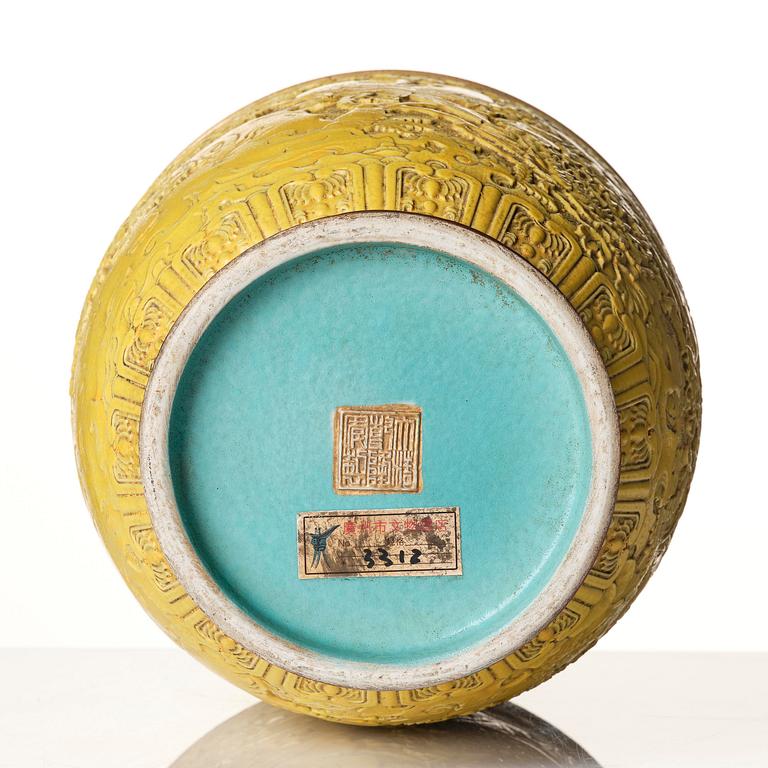 A Chinese porcelain vase, 1900s.