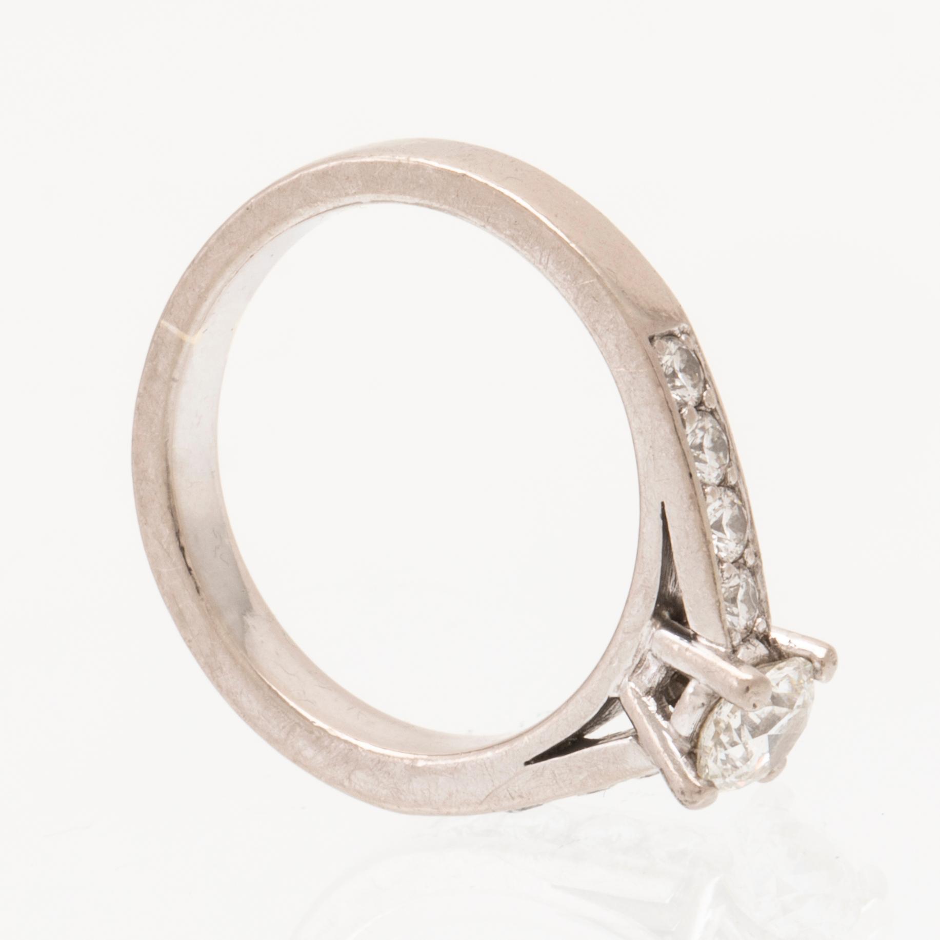 An 18K white gold ring set with round brilliant-cut diamonds.