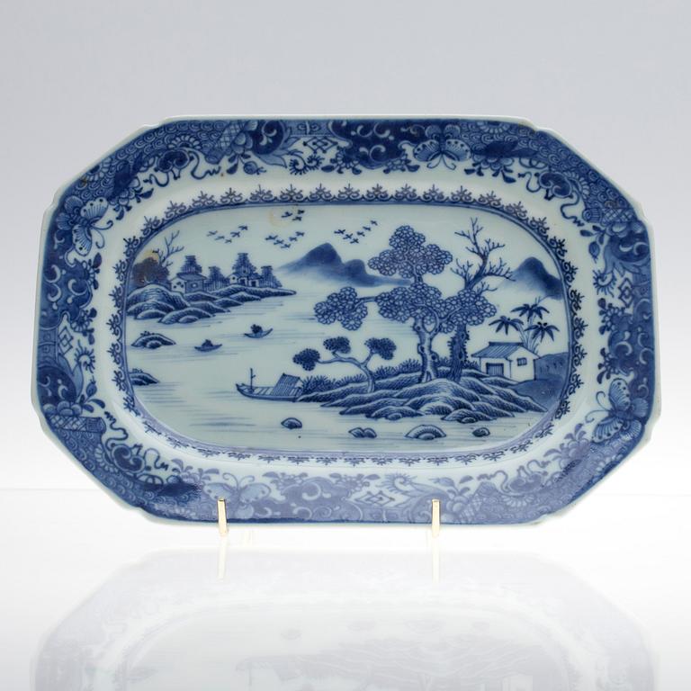 LAUTASIA, 2 st, sekä VATI, posliinia, Kiina 1700-luku.