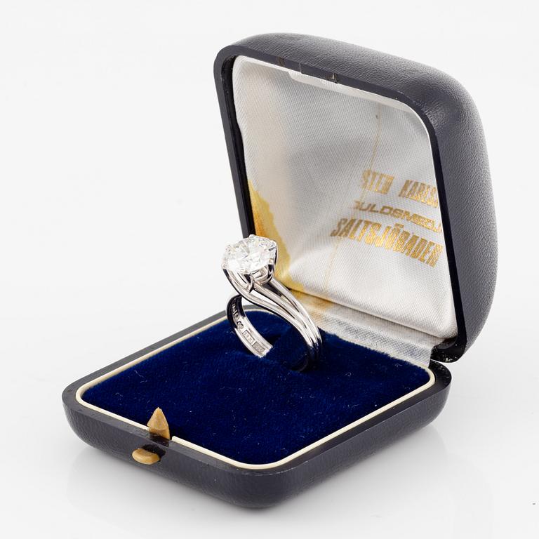 A ring in 18K white gold set with a round brilliant-cut diamond.