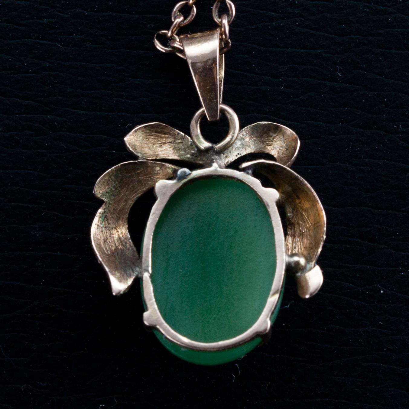 HÄNGE, 14K guld, nefrit. Vikt 4,6 g.