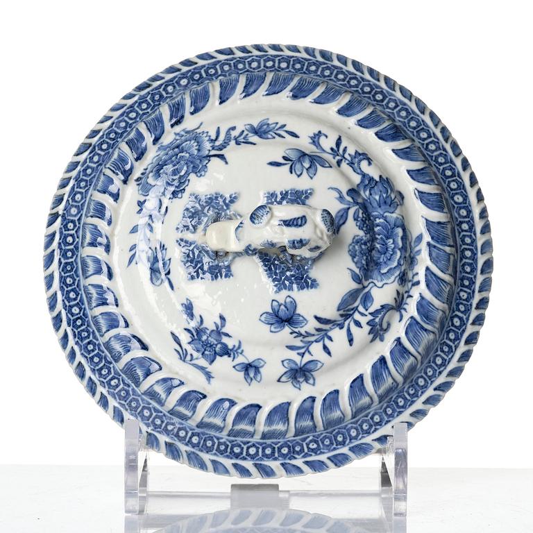 Pokal med lock, porslin. Qingdynastin, Qianlong (1736-95).
