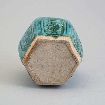 A ceramic jar, Qing dynasty, 19th century.