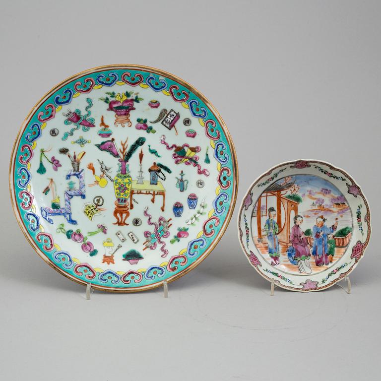 A CHINESE PORCELAIN BOWL AND FOUR PLATES, 18th/19th century.