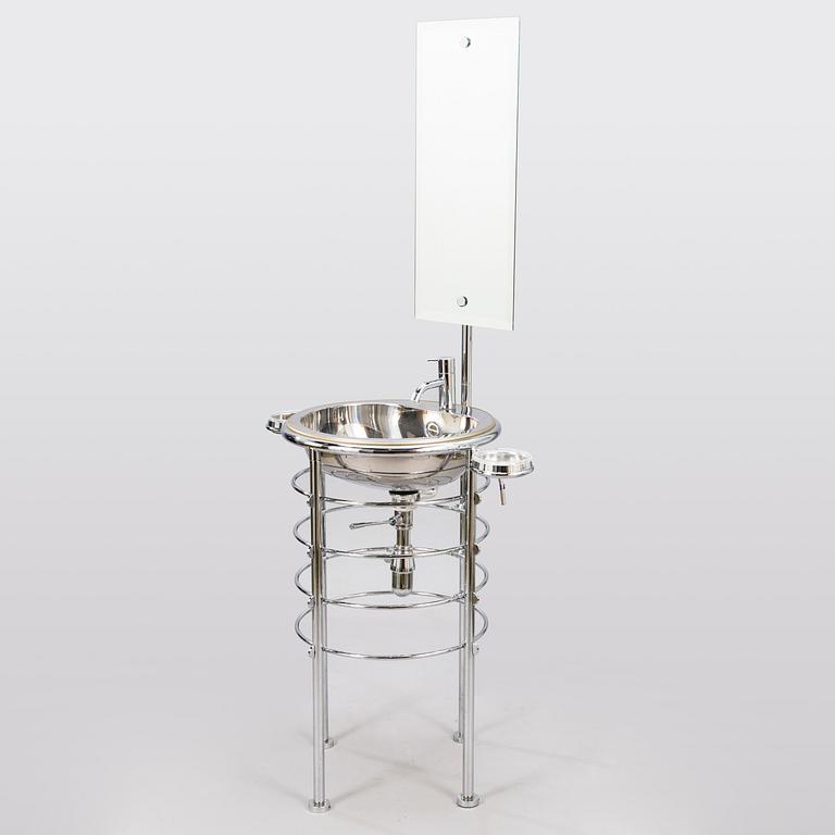 LOLA HERZBURG, A free standing wash unit provided with soapholders and mirror from the 21th century. Rapsel. Italy.