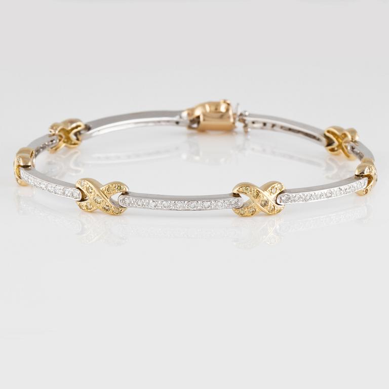 ARMBAND, 14K guld och vitguld med briljantslipade vita och gula diamanter ca 1.30 ct.  Vikt 12,7 gram.