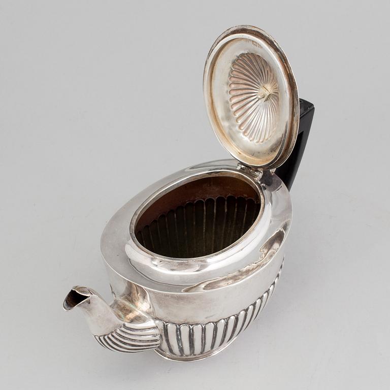An English late 19th century silver tea-pot, London 1898.