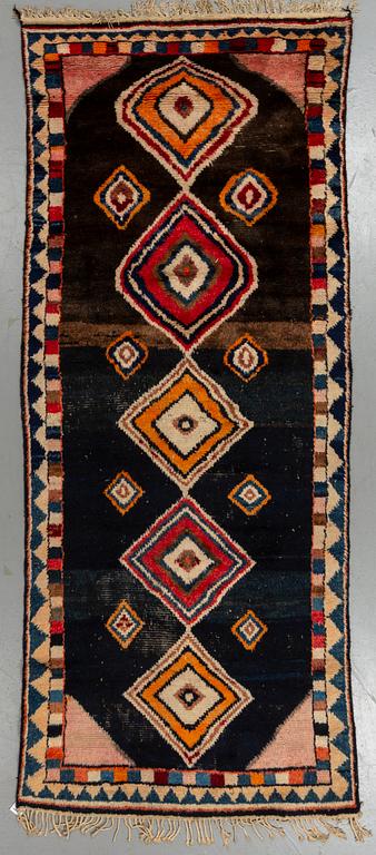 A CARPET, Antique Gabbeh, ca 312,5 x 127,5 cm.