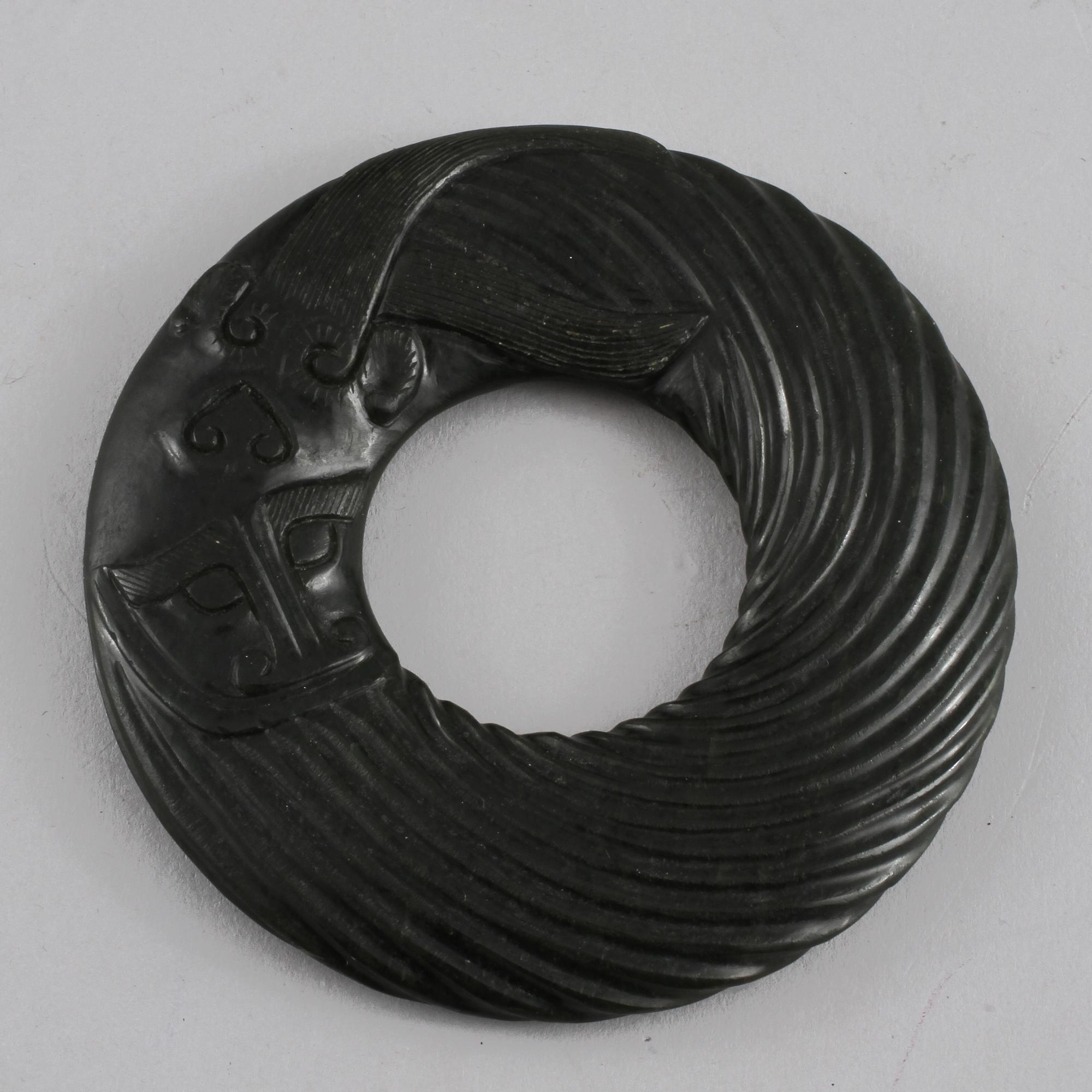 FIGURIN SAMT RING, jade, Kina, 1900-tal.