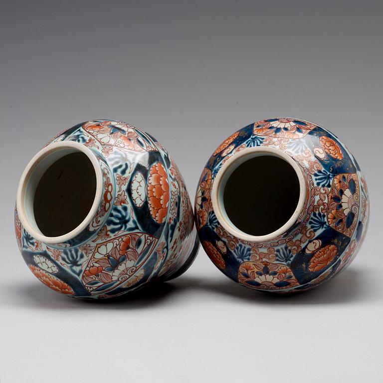 A pair of Japanse imari jars, Genroku, 18th Century.