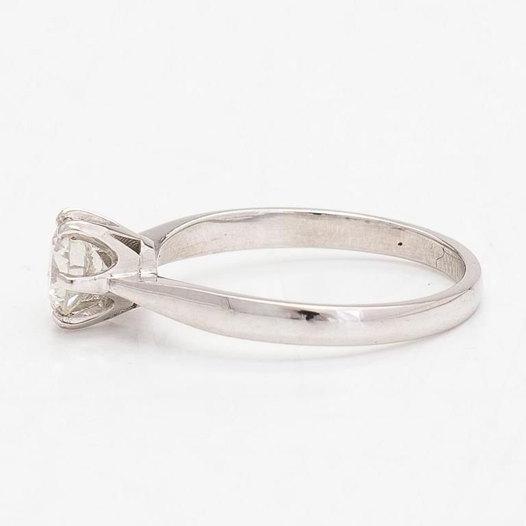 Ring, 14K vitguld, med en briljantslipad diamant ca 0.65 ct.
