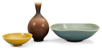 1163. A Berndt Friberg stoneware vase and two bowls, Gustavsberg studio 1960-70´s.