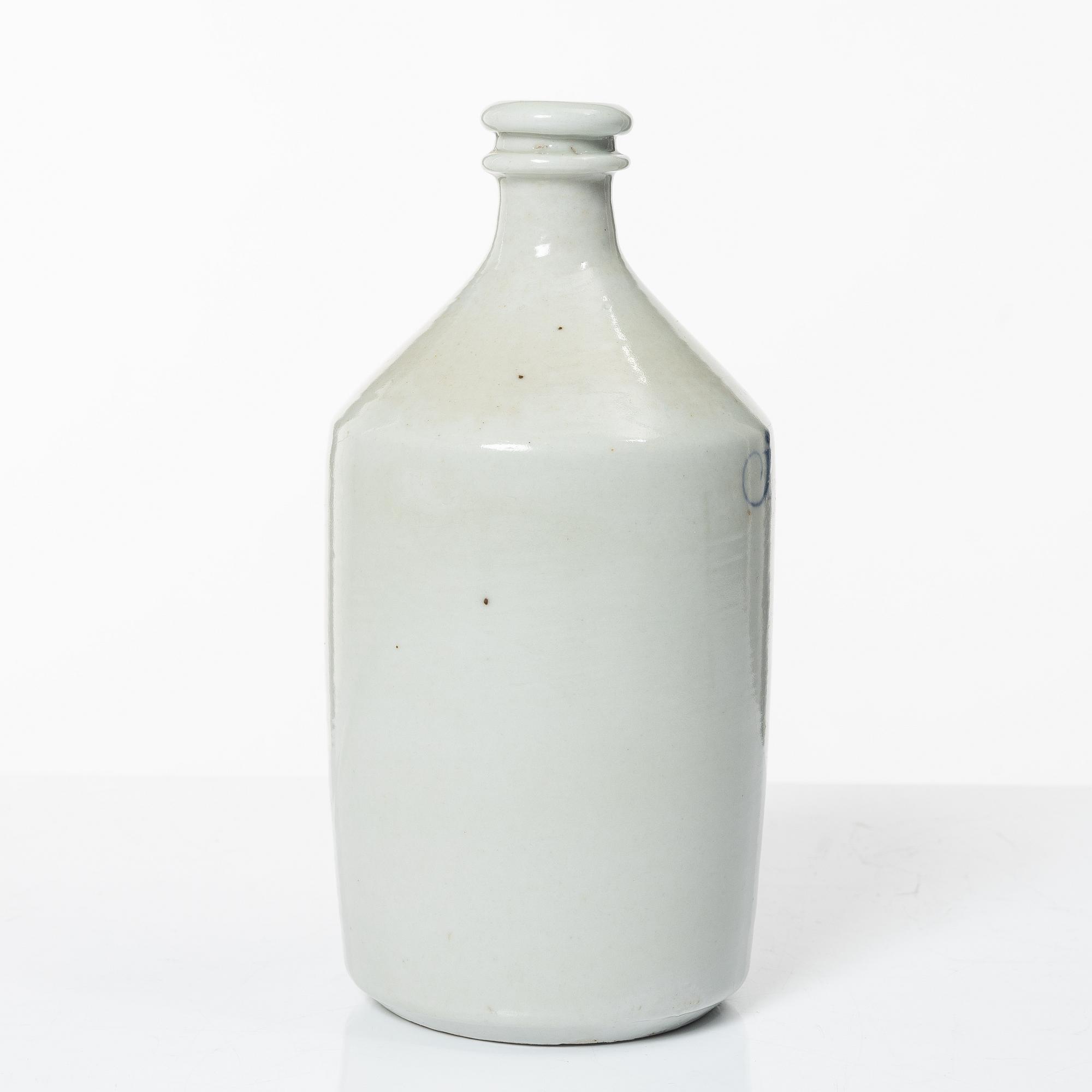 Sju assietter, litet fat samt flaska, porslin, Japan, 1800-/1900-tal.