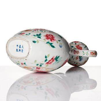 A famille rose double gourd vase, Qing dynasty, 19th Century.