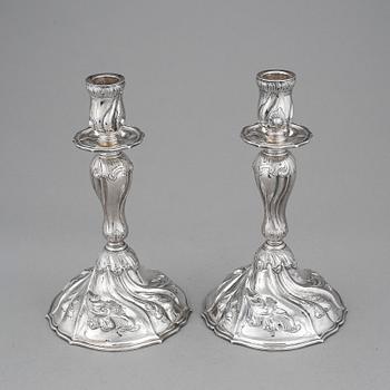 LJUSSTAKAR, ett par, silver, rokokostil, svenska importstämplar, 1900-tal. Vikt ca 933g.