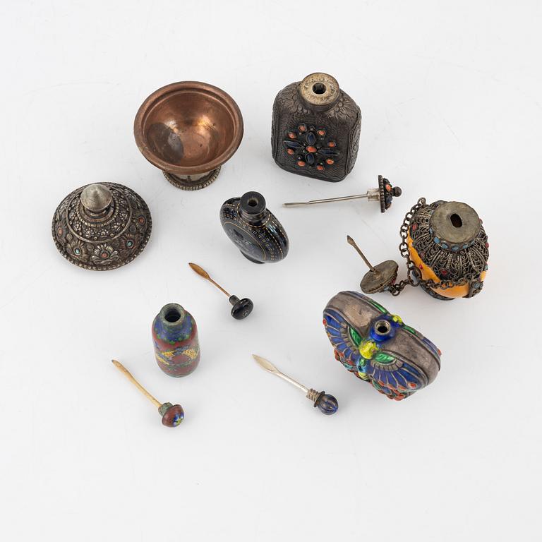 Snusflaskor och locksskålar, 10 st, cloisonné, metall, samt lack, Kina, 1900-tal.