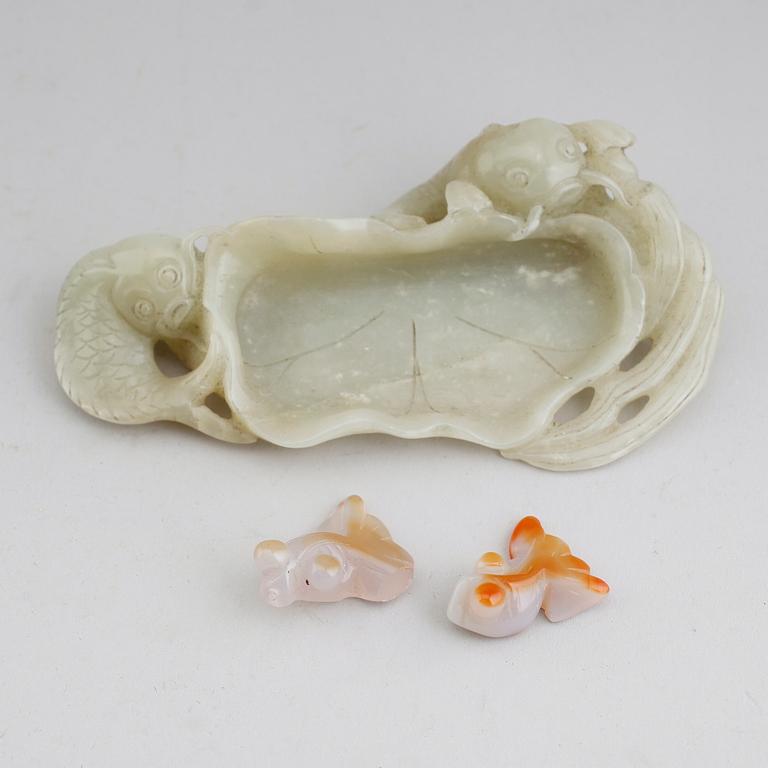 SKÅL SAMT FIGURER, 2 st, nefrit/sten, Kina, 1900-tal.