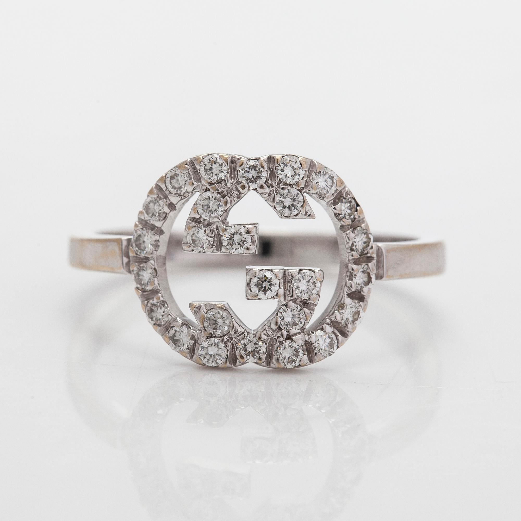 Gucci, ring, "Interlocking G", 18K vitguld och diamanter.