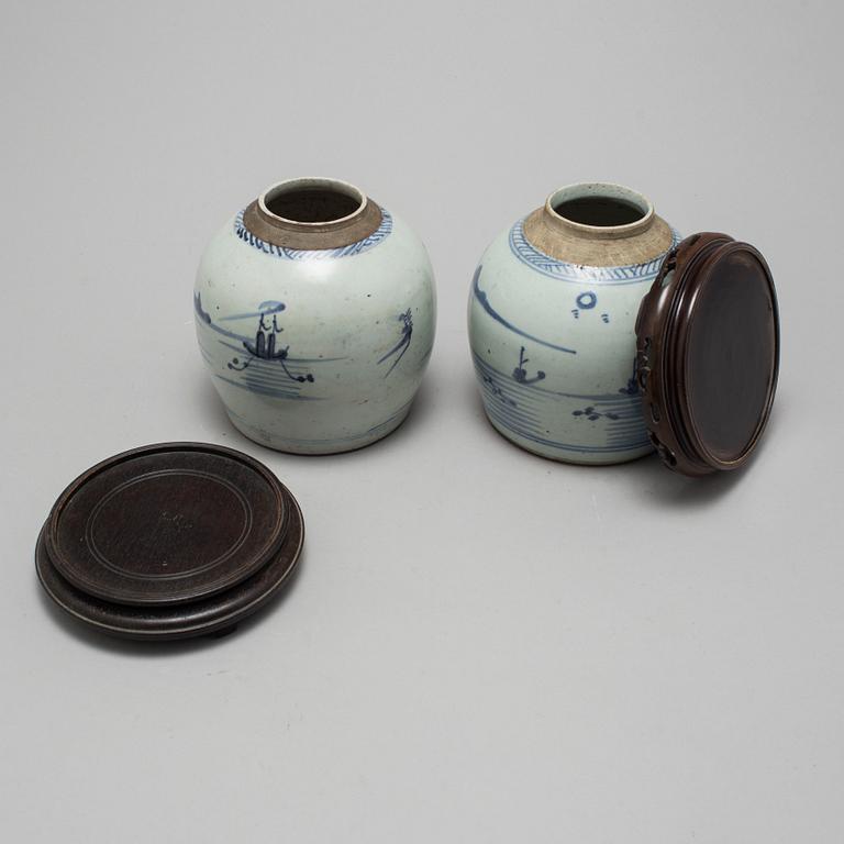 Two porcelain jars from China, Qing dynasty, 19th century.