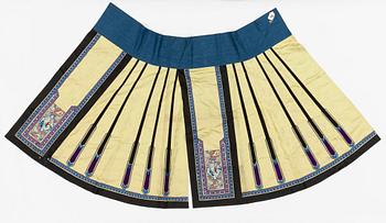 A yellow silk skirt 'Qun', Qing dynasty, 19th century.