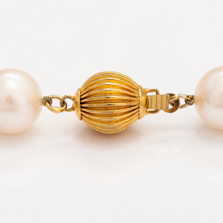 HELMINAUHA ja -RANNEKORU, viljellyt helmet ja metallia.