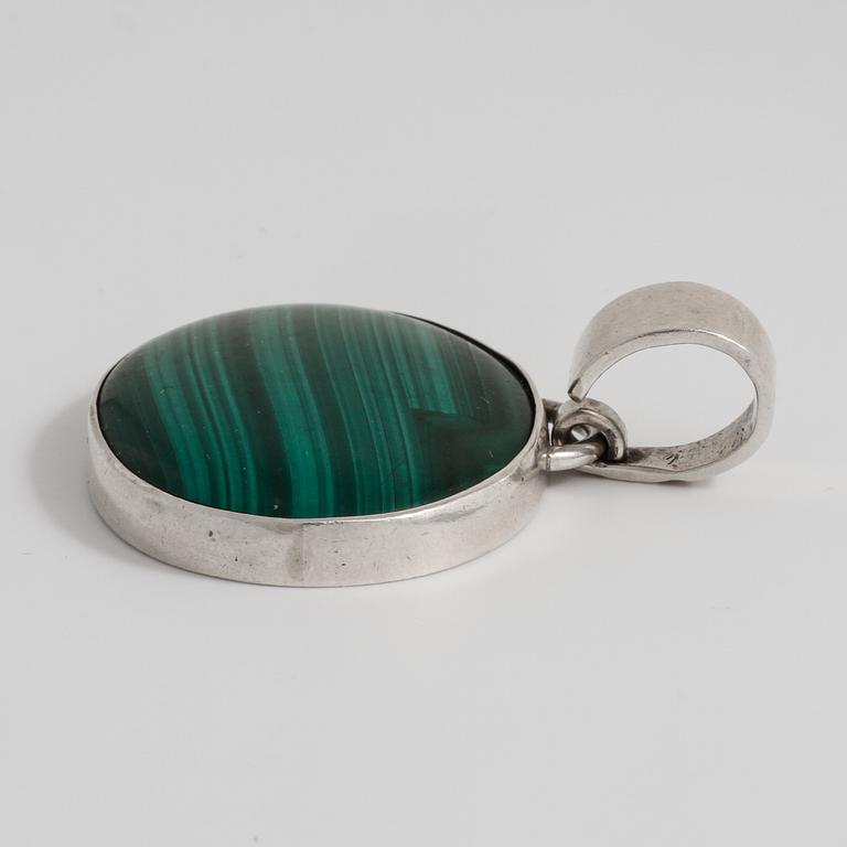 ANDERS HÖGBERG, Göteborg, 1984, A malachite pendant.