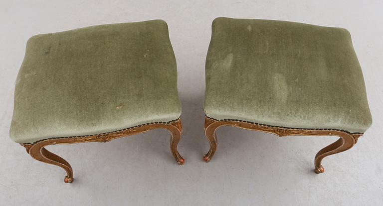 TABURETTER, 1 par, rokokostil, omkring år 1900.