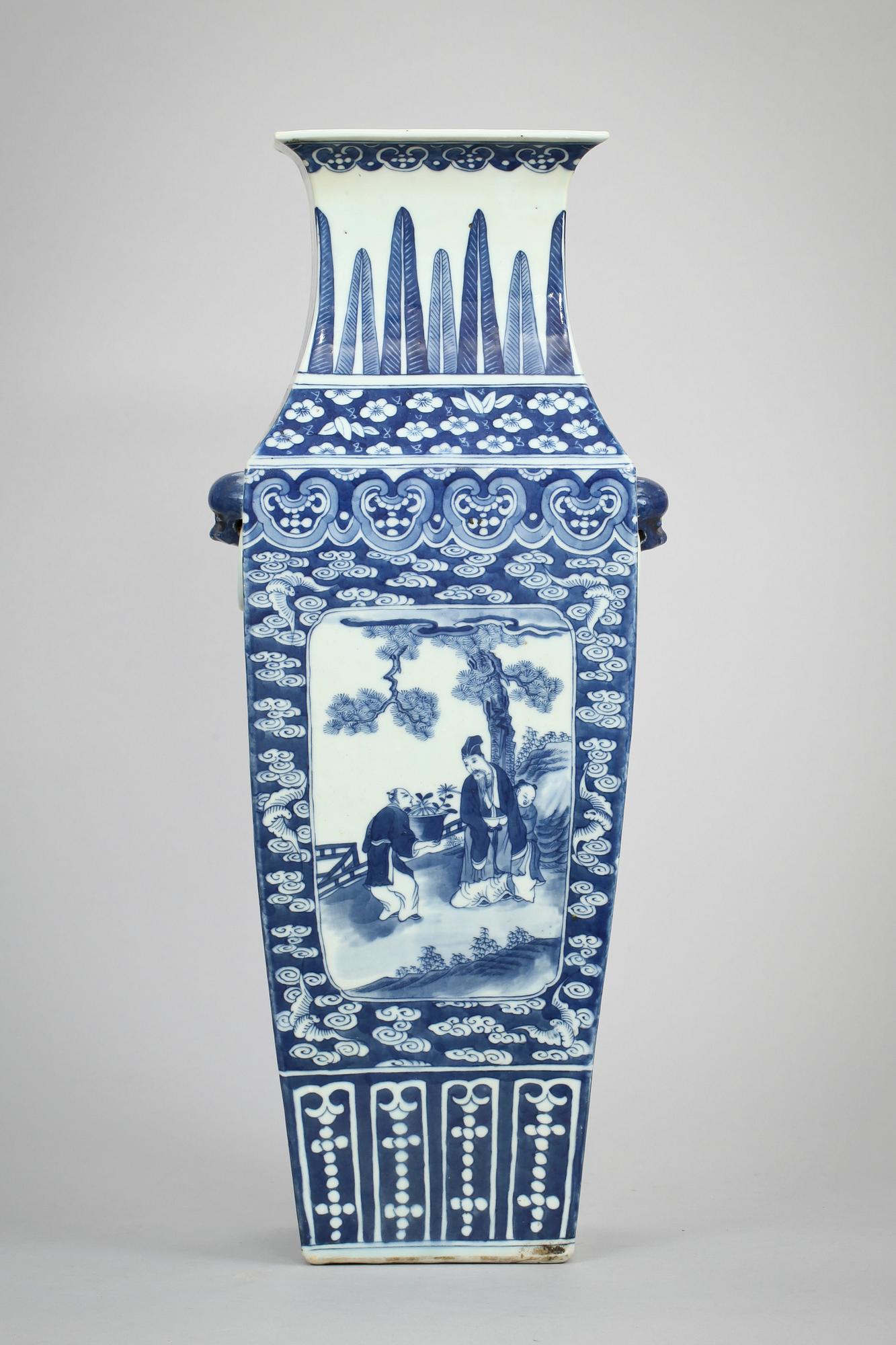 GOLVURNA, porslin, Kina, 1900-talets andra hälft.