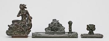 BORDSUPPSATS, 3 delar, brons, märkt Herman Bergmans konstgjuteri, brevpress i brons medföljer, 1900-talets första hälft.