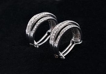 A PAIR OF EARRINGS, brilliant cut diamonds c. 1.42 ct. 18K white gold, weight 10 g.