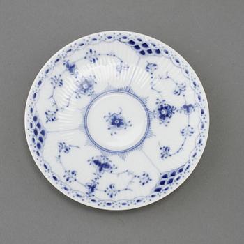 SERVISDELAR, 27 st, porslin, "Musselmalet", Royal Copenhagen, Danmark, 1900-talets andra hälft.