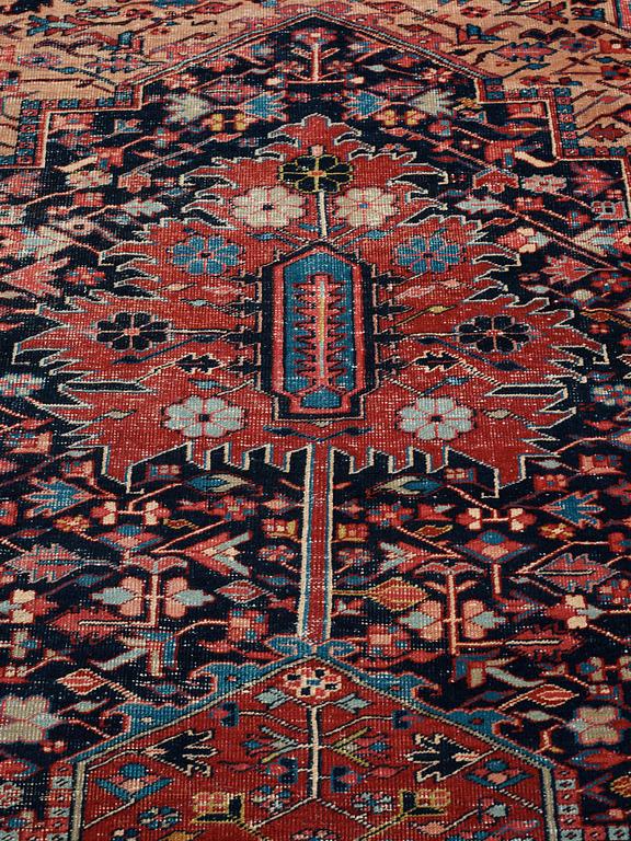 Matto, a semi-antique West Persian, ca 466,5-470,5 x 334,5-350 cm.