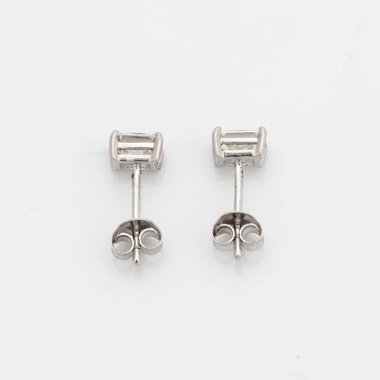 Örhängen med radiantslipade diamanter totalt 1,01 ct, med GIA dossier.