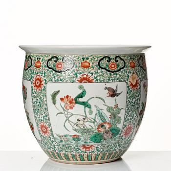 A famille verte basin, late Qing dynasty, circa 1900.