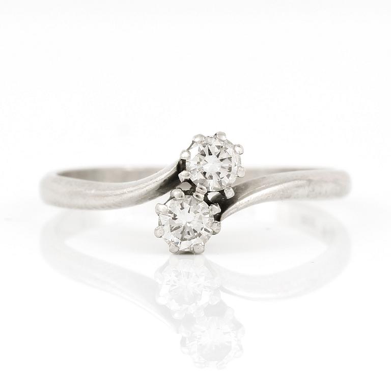 RING, platina, två briljantslipade diamanter, totalt ca 0,40 ct. SGA, Stockholm. Vikt ca 3 gram.
