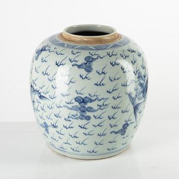 A blue and white 'dragon and phoenix' jar, Qing dynasty/around 1900.