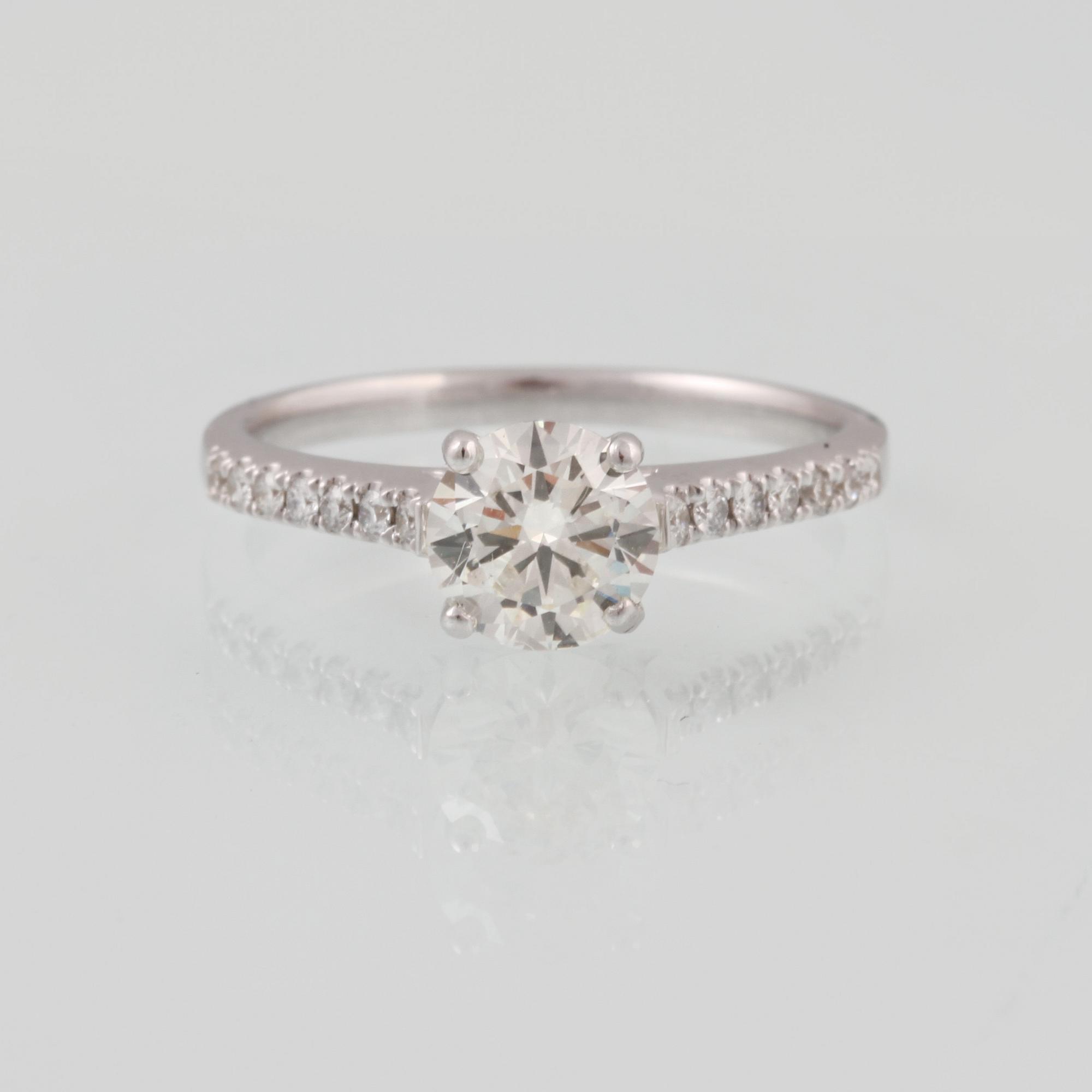 RING, 18K vitguld med briljantslipad diamant ca 1.01 ct. Vikt 3,3 gram.