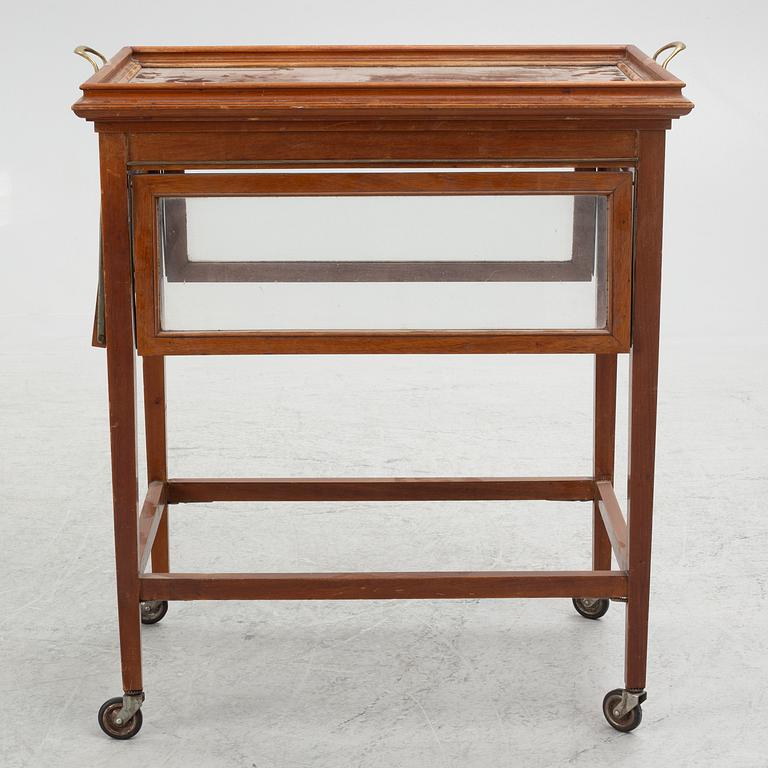 A tea trolley, first half of the 20th Century.