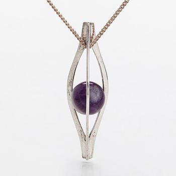 Elis Kauppi, a silver pendant, with amethyst quartz. Kupittaan Kulta, Turku 1961. With chain.