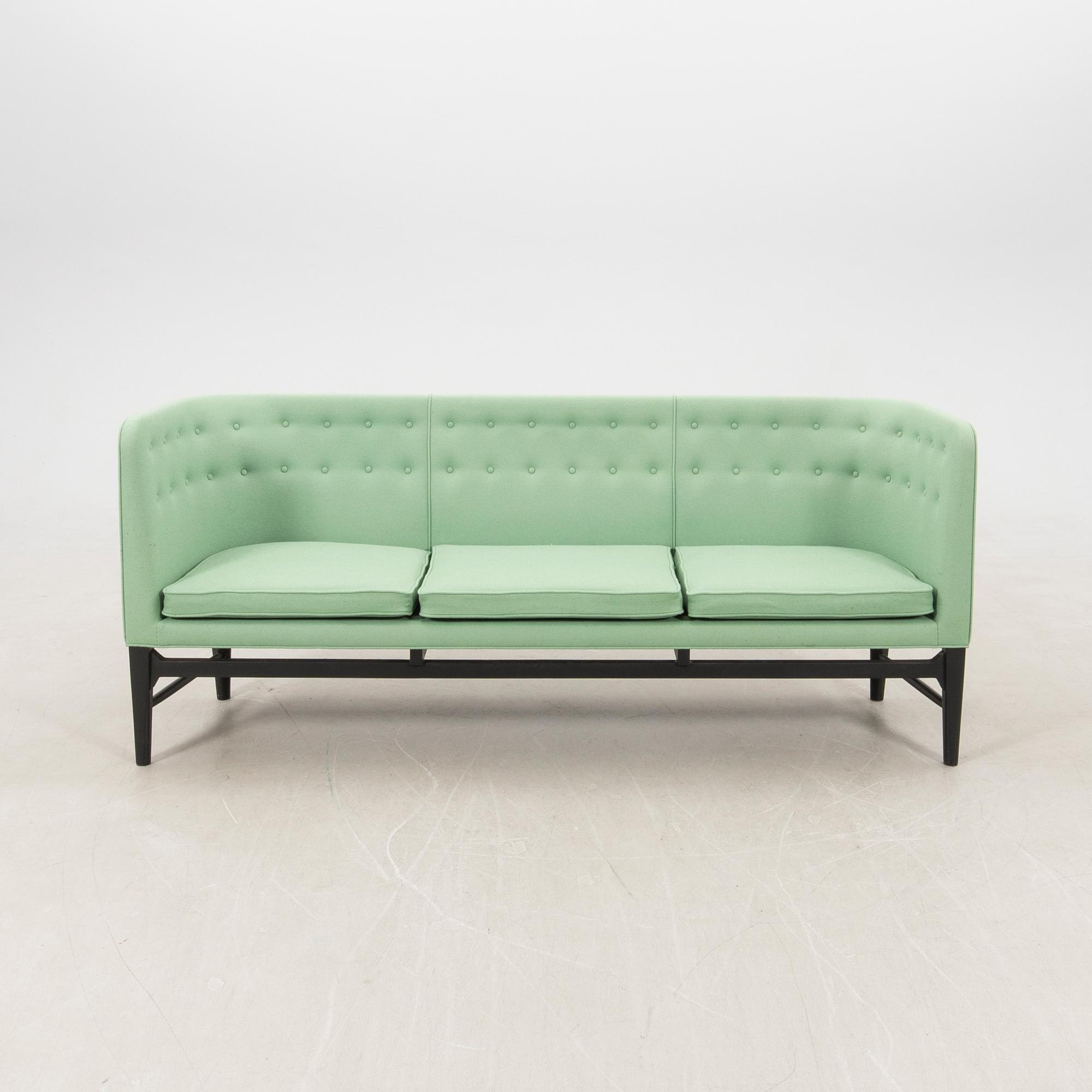 Arne Jacobsen & Fleming Lassen, soffa, ”Mayor AJ5” &Tradition Danmark 2000-tal.
