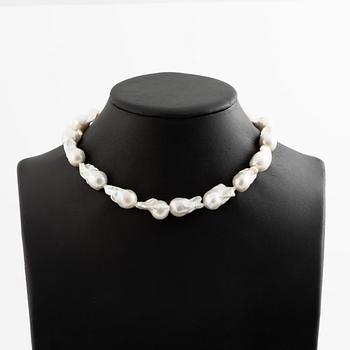 Necklace with cultured baroque-shaped freshwater pearls, clasp 18K white gold.
