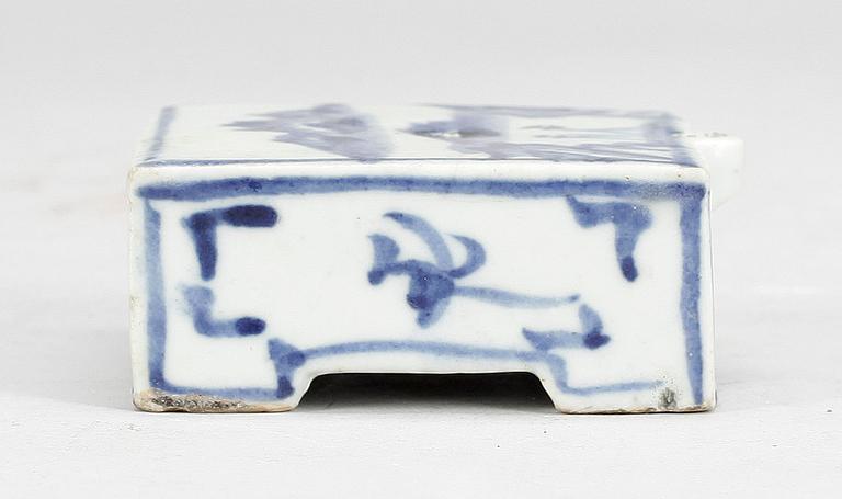 VATTENDROPPARE, porslin, troligen Korea sent 1800-tal.