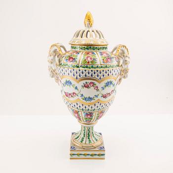 Potpourri urn Dresden, porcelain from the second half of the 20th century.