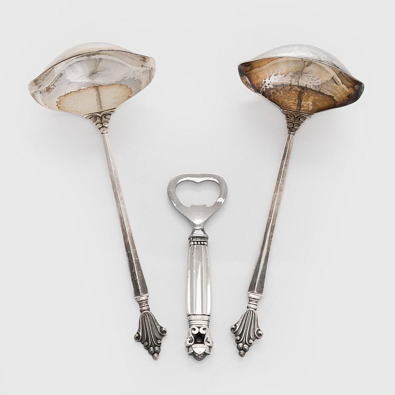 Georg Jensen, Kastikekauhoja, pari "Dronning/Acanthus", ja pullonavaaja, "Konge/Achorn" sterlinghopeaa, vuoden 1945 jälkeen.