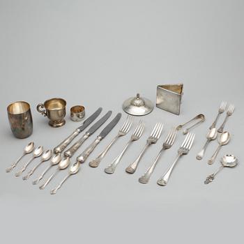 PARTI SILVER, 42 delar,  bl.a. C.G. Hallberg 1945, tot vikt (exklusive knivar) ca 1300 gram.