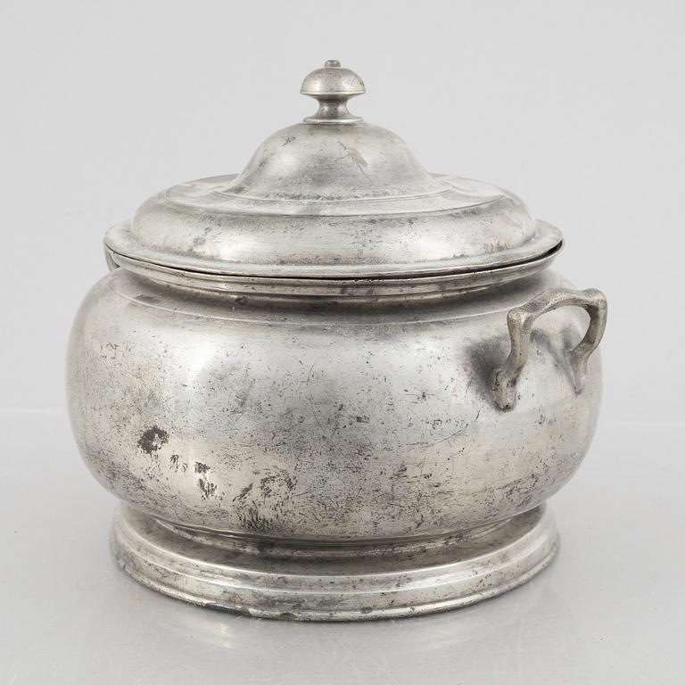 A pewter dish with cover, 19th century.