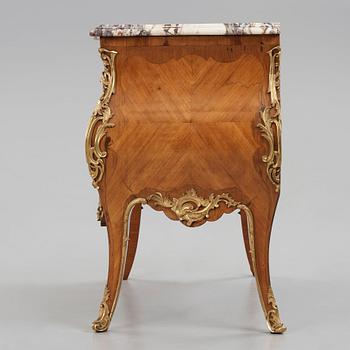 A Louis XV-style commode late 19th century.