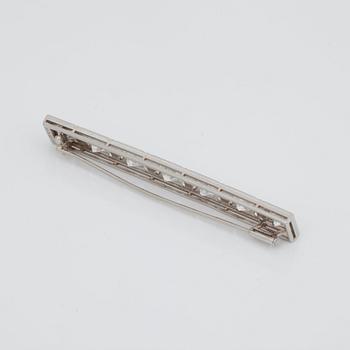 A old-cut diamond brooch. Total carat weight circa 9.00 cts. Diamond sizes ranging from approximately 1.25 to 1.85 cts.