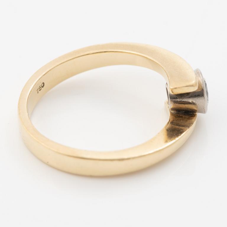 18K gold ring with a round brilliant-cut diamond.