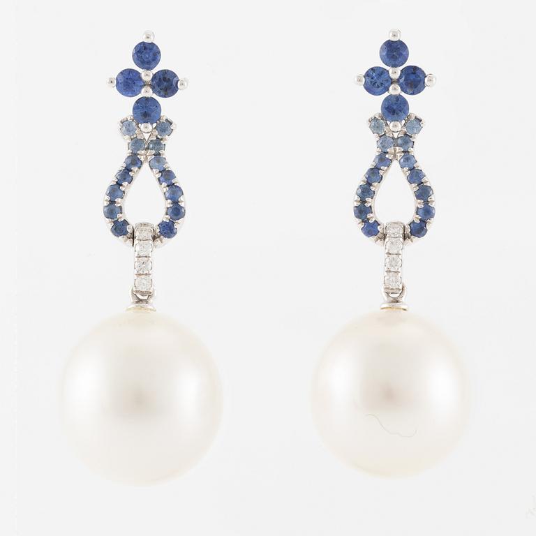 Örhängen, ett par, 18K vitguld med odlade South sea pärlor, safirer och briljantslipade diamanter.
